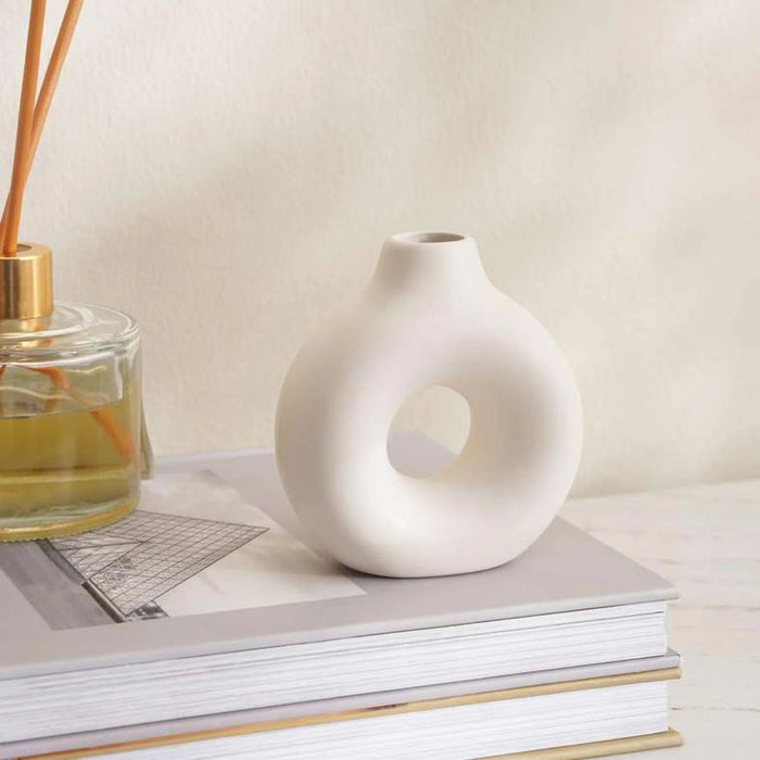 Austin Ceramic Donut Vase 8.9X2.5X10Cm - White