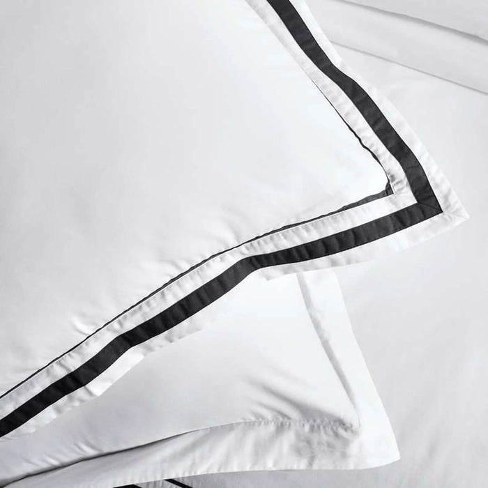 Hotel Divine 300Tc 3-Piece Queen Comforter  Set 200X240Cm - White/Navy